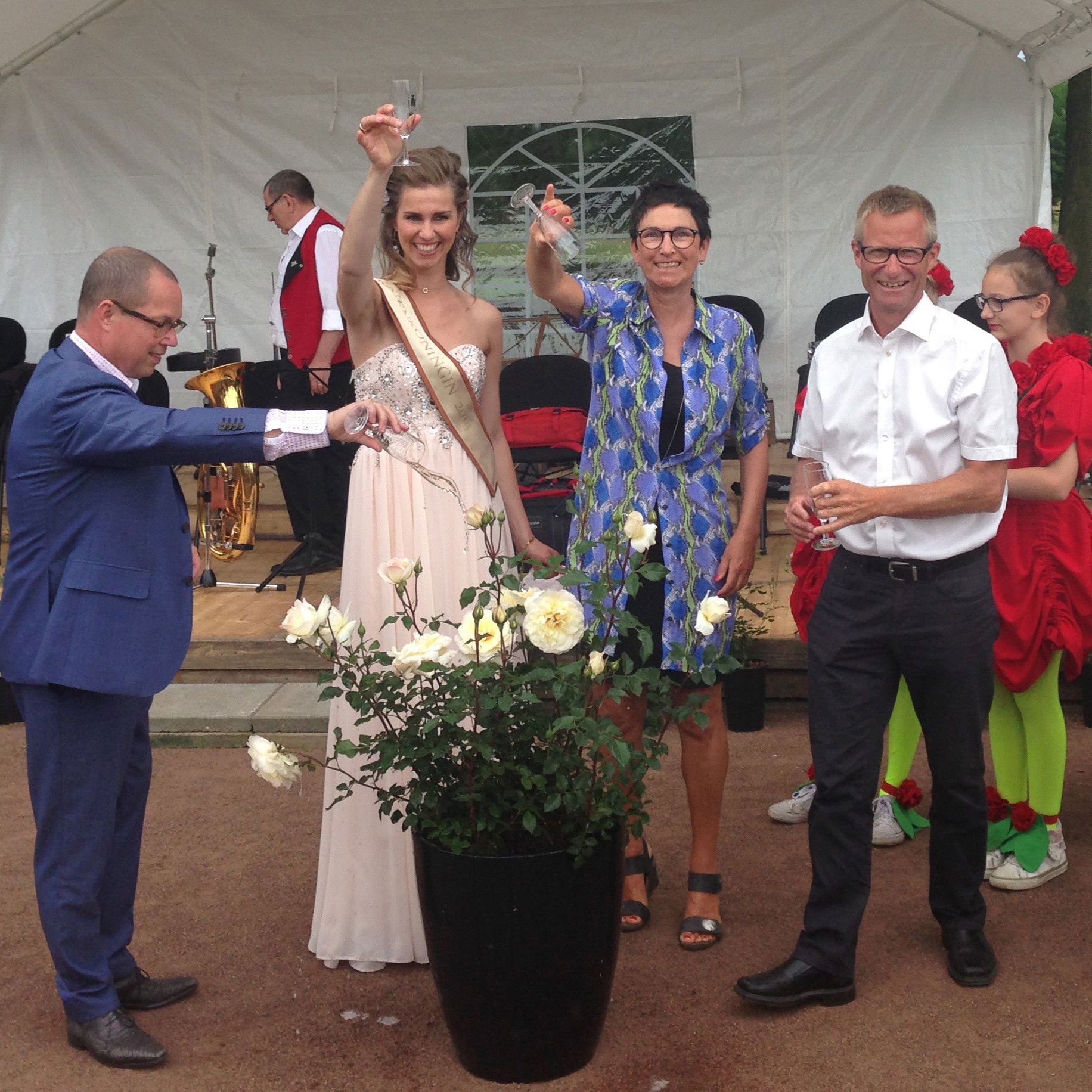 Minister af Limburg Ger Koopmans og Rosendronningen Suzanne Verhaegh-Seuren ved rosendåben af So much love i Lottum, Holland 2015