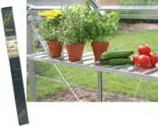Foldehylde 29,5 x 120 cm, Foldehylde 29,5 x 120 cm, Praktisk hylde, der kan anvendes som aflæggeplads og til anbringelse af potter mv. Kan foldes ned, så der senere på sæsonen er god plads til, at klatrende vækster kan vokse fra bund til tag i drivhuset.