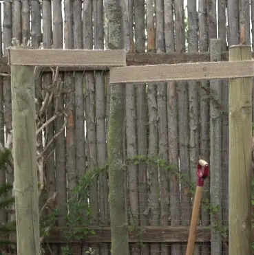 Komplet opbinding pæl + grej, Sættet består af 1 tilspidset pæl, samt grej til opbinding.. Anbefaling: Små træer = hesiter + frugttræer mv. 1 pæl Træer fra størrelsen 8-10 cm. stammeomkreds til størrelsen 12-14 2 pæle pr. træ Træer fra størrelsen 14-16 cm