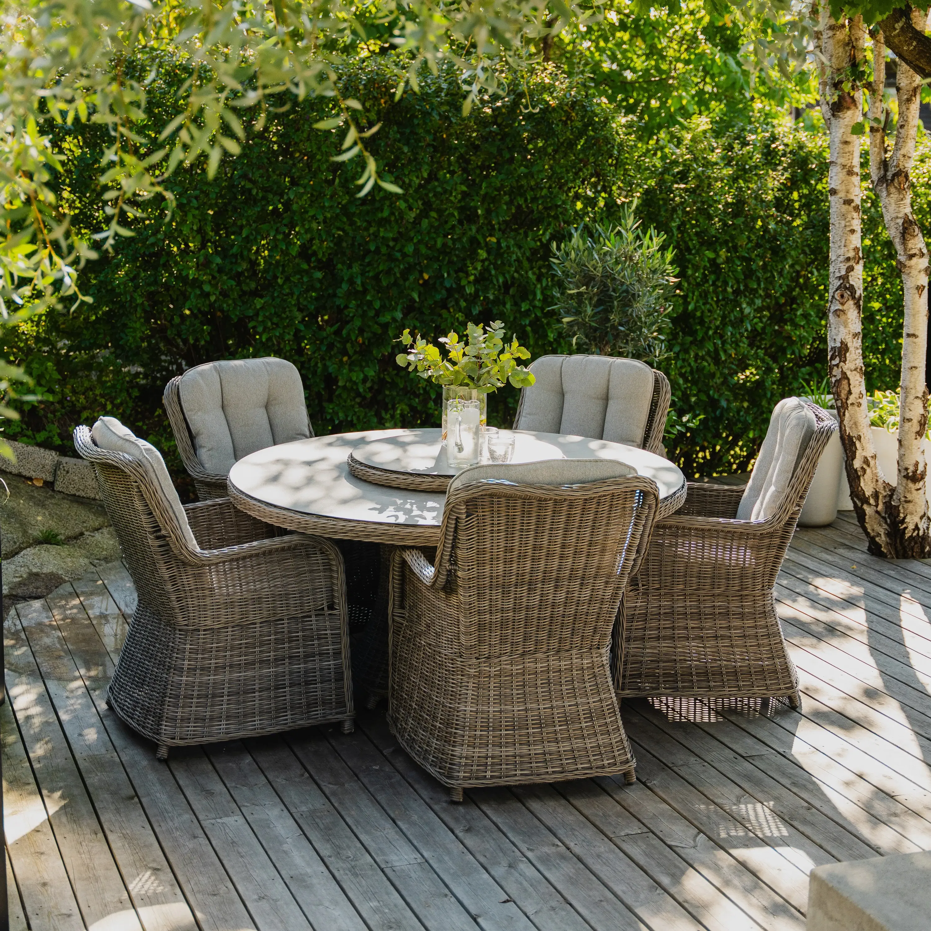 Hastings rundt spisebord med serverings rundel og 6 kurvestole. inkl. hynder.