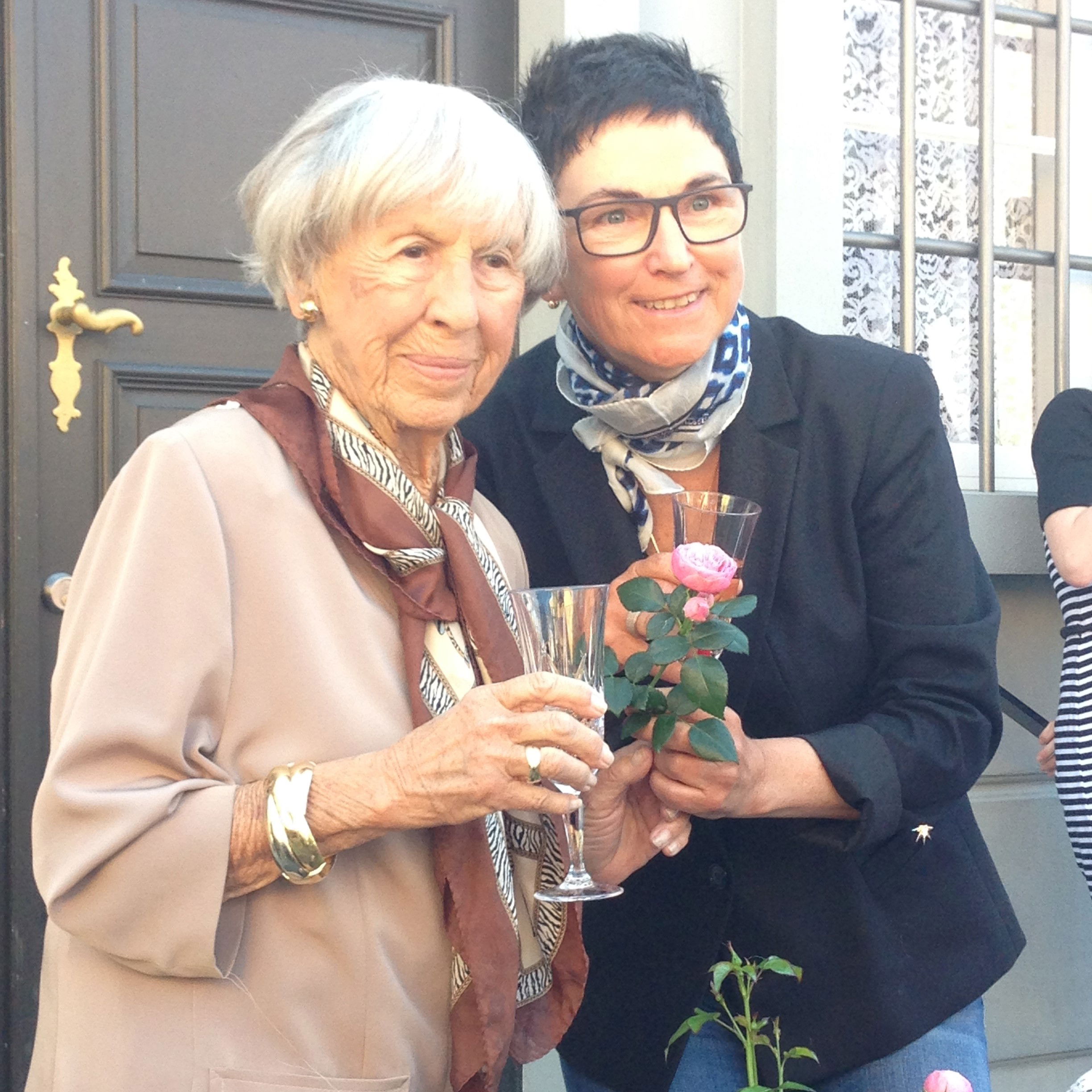 Lise Nørgård og Rosa Eskelund med den nydøbte rose